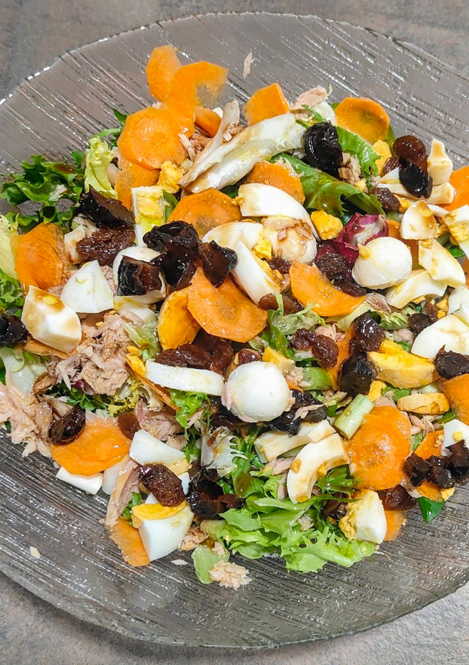 Una foto de Ensalada caprichosa con atún y frutas secas