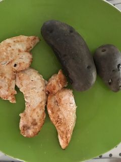Una foto de Filetillos de pechuga a la mantequilla con papas negras