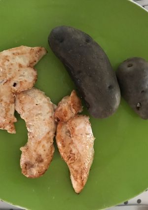 Una foto de Filetillos de pechuga a la mantequilla con papas negras