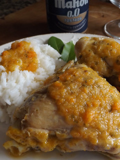 Una foto de Pollo con salsa de zanahorias y hierbas frescas