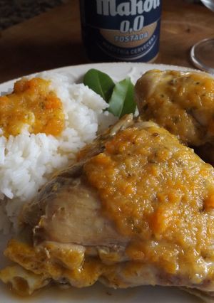Foto principal de Pollo con salsa de zanahorias y hierbas frescas
