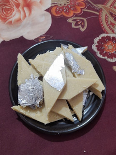 हलवाई जैसी काजू कतली(Halwai jaisi kaju katli recipe in Hindi) रेसिपी मुख्य फोटो