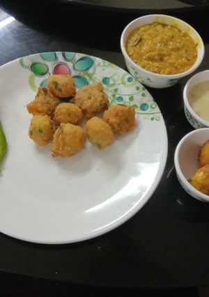 A picture of Aloo Vada.