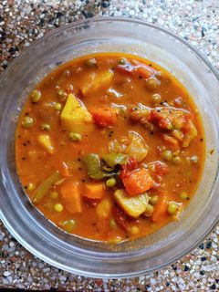 વટાણા બટાકા અને ગાજર નું શાક (Vatana Bataka Gajar Shak Recipe In Gujarati) રેસીપી મુખ્ય ફોટો