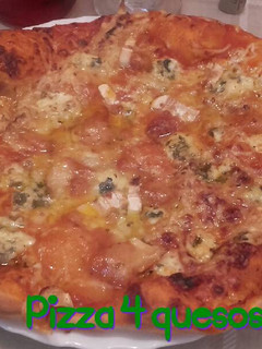 Una foto de Pizza 4 quesos*
