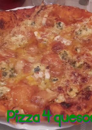 Una foto de Pizza 4 quesos*