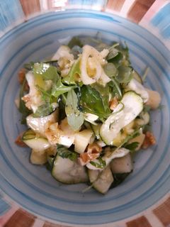 Una foto de Ensalada de calabacín, pera, gorgonzola con miel y mostaza