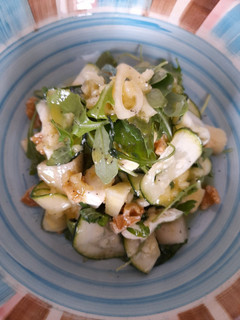 Una foto de Ensalada de calabacín, pera, gorgonzola con miel y mostaza
