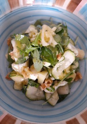 Una foto de Ensalada de calabacín, pera, gorgonzola con miel y mostaza