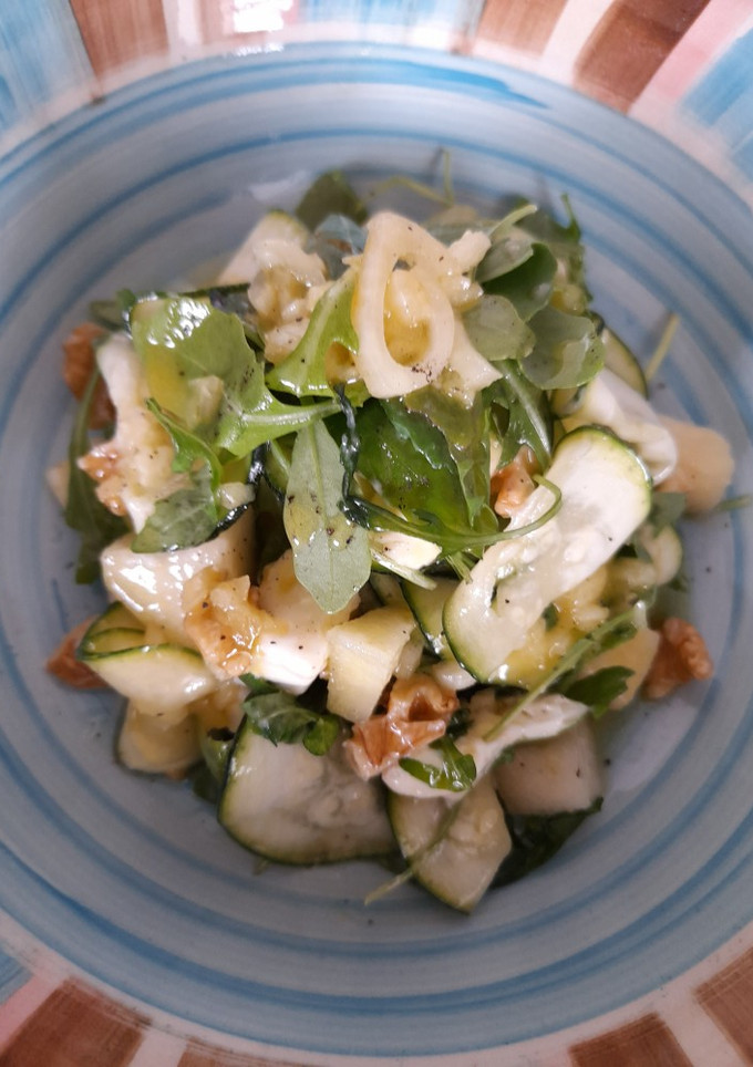 Una foto de Ensalada de calabacín, pera, gorgonzola con miel y mostaza