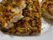 Una foto de focaccia de ajo