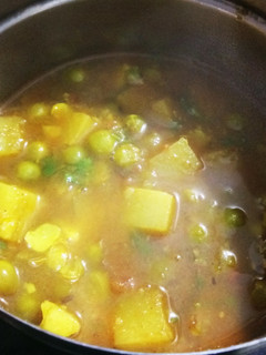 आलू मटर की सब्जी (Aloo matar ki sabzi recipe in hindi) रेसिपी मुख्य फोटो