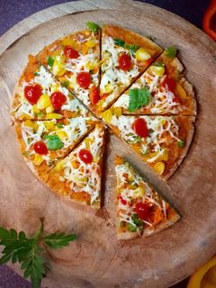ભાખરી પીઝા (Bhakhri Pizza Recipe In Gujarati) રેસીપી મુખ્ય ફોટો