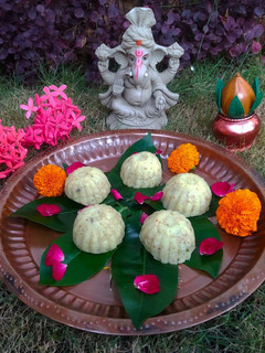 કોપરા ના લાડુ (kopara laddu recipe in gujarati) રેસીપી મુખ્ય ફોટો