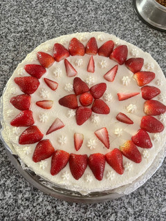 Una foto de Torta merengue frutilla