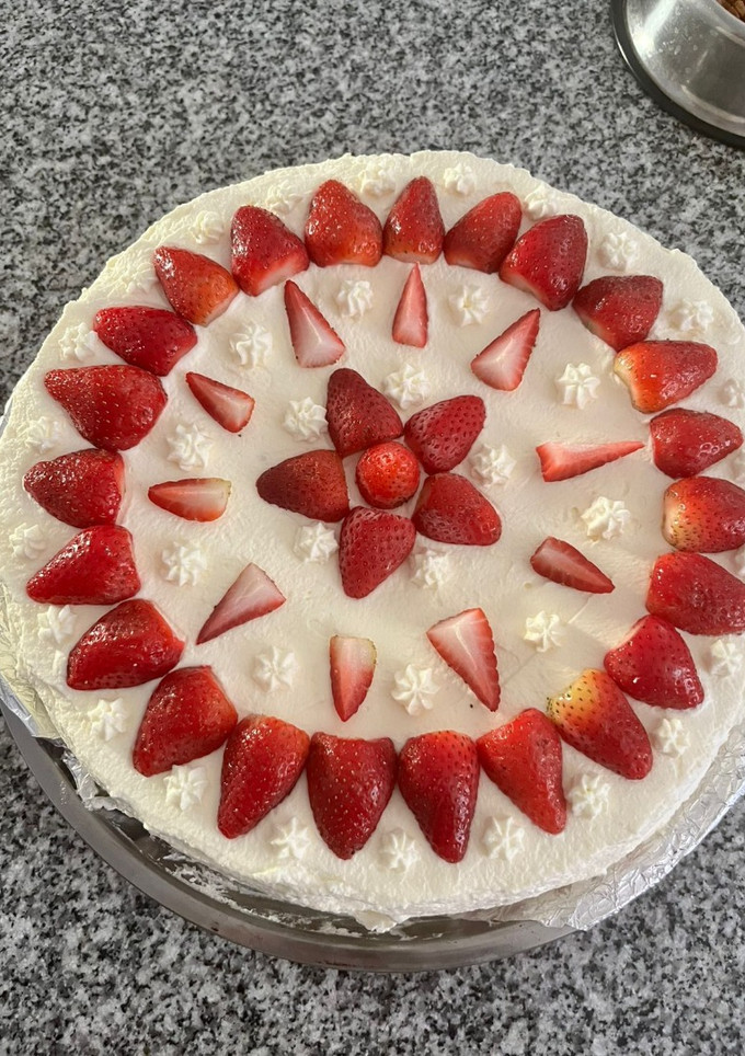 Una foto de Torta merengue frutilla