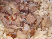 Una foto de fusilli con carne