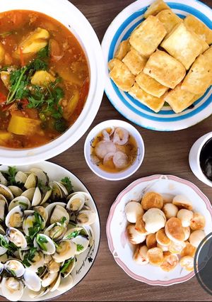Hình của món Ngao xào bơ tỏi + canh chua thịt băm.
