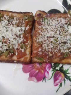 ब्रेड पिज़्ज़ा (Bread Pizza recipe in Hindi) रेसिपी मुख्य फोटो