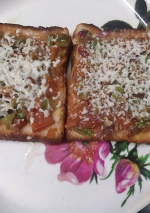 ब्रेड पिज़्ज़ा (Bread Pizza recipe in Hindi) रेसिपी मुख्य फोटो