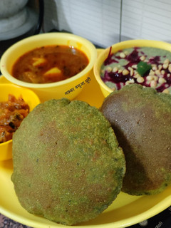 मक़्का बथुआ पूरी(makka bathua poori recipe in hindi) रेसिपी मुख्य फोटो