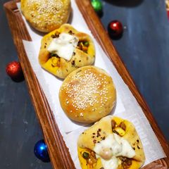 A picture of Veggi Zingy parcel and Curry buns.