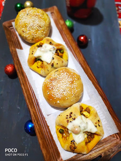 A picture of Veggi Zingy parcel and Curry buns.