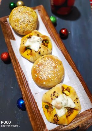A picture of Veggi Zingy parcel and Curry buns.