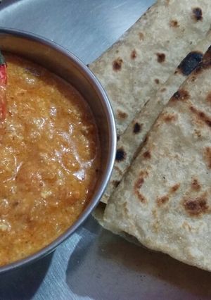 A picture of Tomato and peanut chutney.