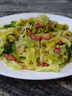 Una foto de Col rehogada con ajo y bacon