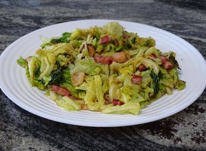 Una foto de Col rehogada con ajo y bacon