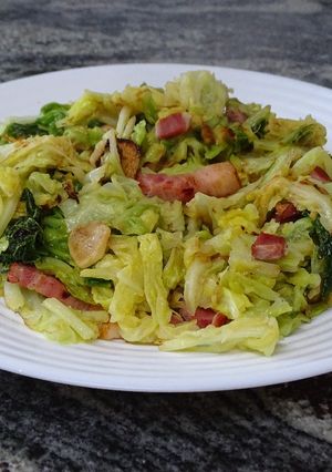 Una foto de Col rehogada con ajo y bacon