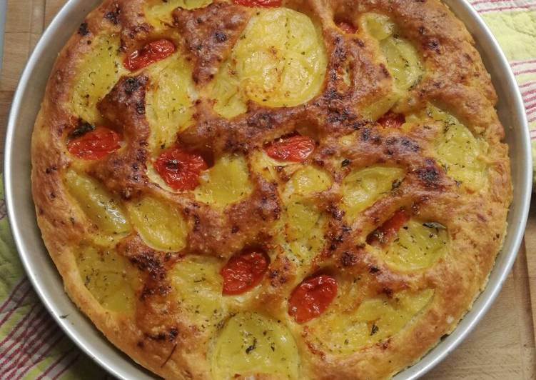 Focaccia Pugliese con Patate e Pomodorini