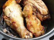 Una foto de pollo frito freidora