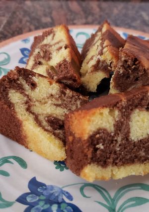 Una foto de Bizcocho marmolado de naranja y chocolate