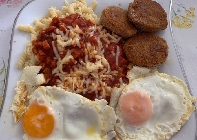 Nudeln mit Tomatensoße und Jägerschnitzel