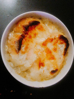 Una foto de Sopa de cebolla gratinada (estilo francés)