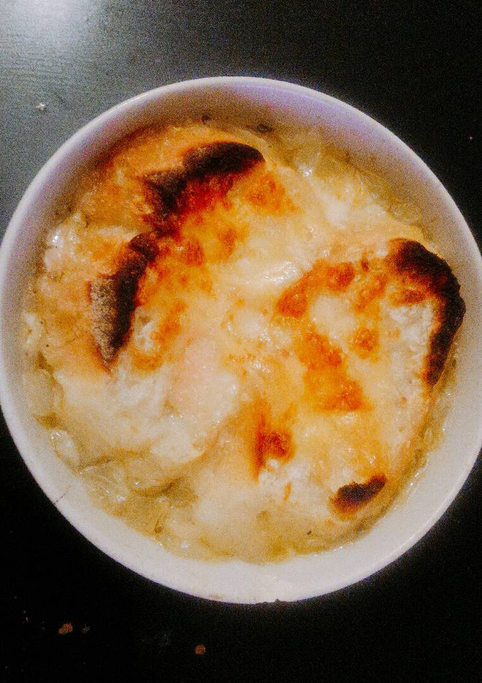 Una foto de Sopa de cebolla gratinada (estilo francés)