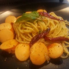 Spaghetti aglio e olio with sausage A picture of Spaghetti aglio e olio with sausage.