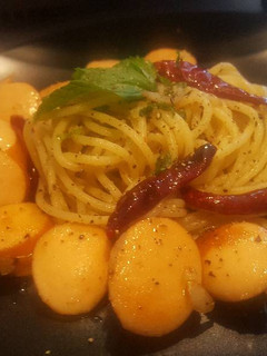 A picture of Spaghetti aglio e olio with sausage.