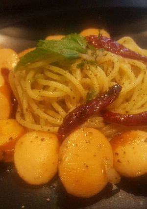A picture of Spaghetti aglio e olio with sausage.
