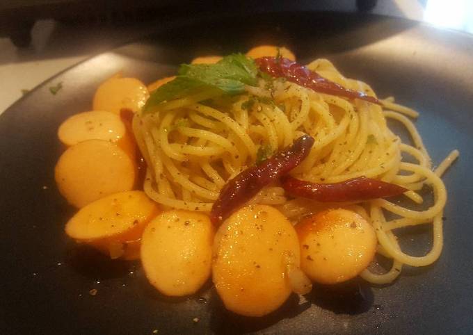 Spaghetti aglio e olio with sausage