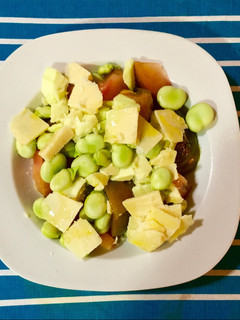 Una foto de Ensalada de tomate, habas tiernas y más cosas