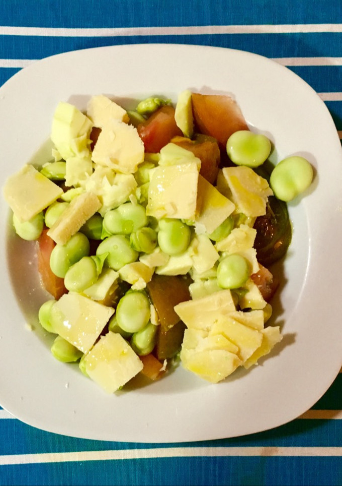 Una foto de Ensalada de tomate, habas tiernas y más cosas