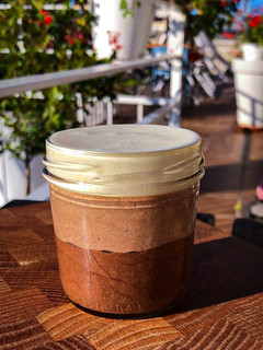Una foto de Mousse triple chocolate