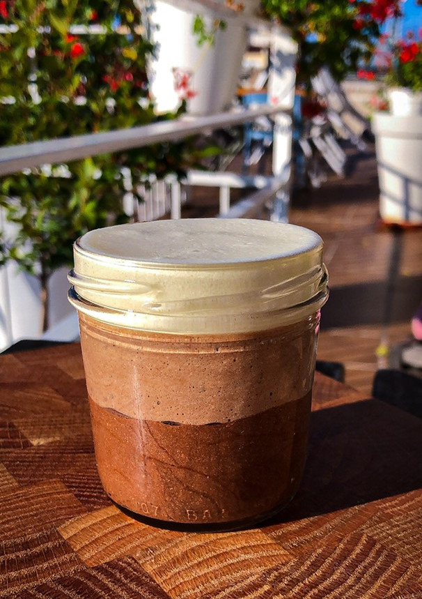 Una foto de Mousse triple chocolate