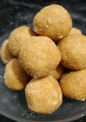 मसूर डाळीचे लाडू (masoor dal ladoo recipe in marathi) रेसिपी चे मुख्य फोटो