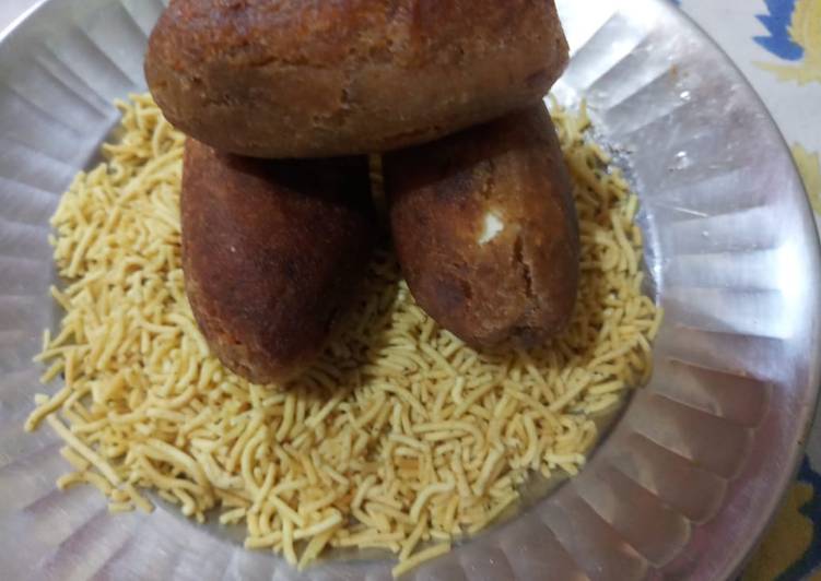 Recipe of Any-night-of-the-week Besan sev with bread pakora