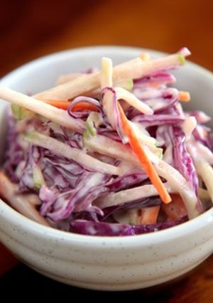 Una foto de Ensalada de repollo con manzana y zanahoria