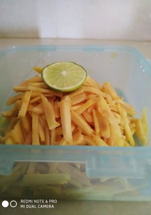 આદું - લીંબુ ની કચુંબર (Lemon Ginger Salad Recipe In Gujarati) રેસીપી મુખ્ય ફોટો